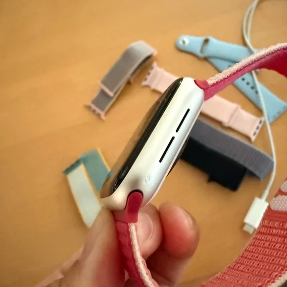 Apple Watch SE - Picture 2 of 5